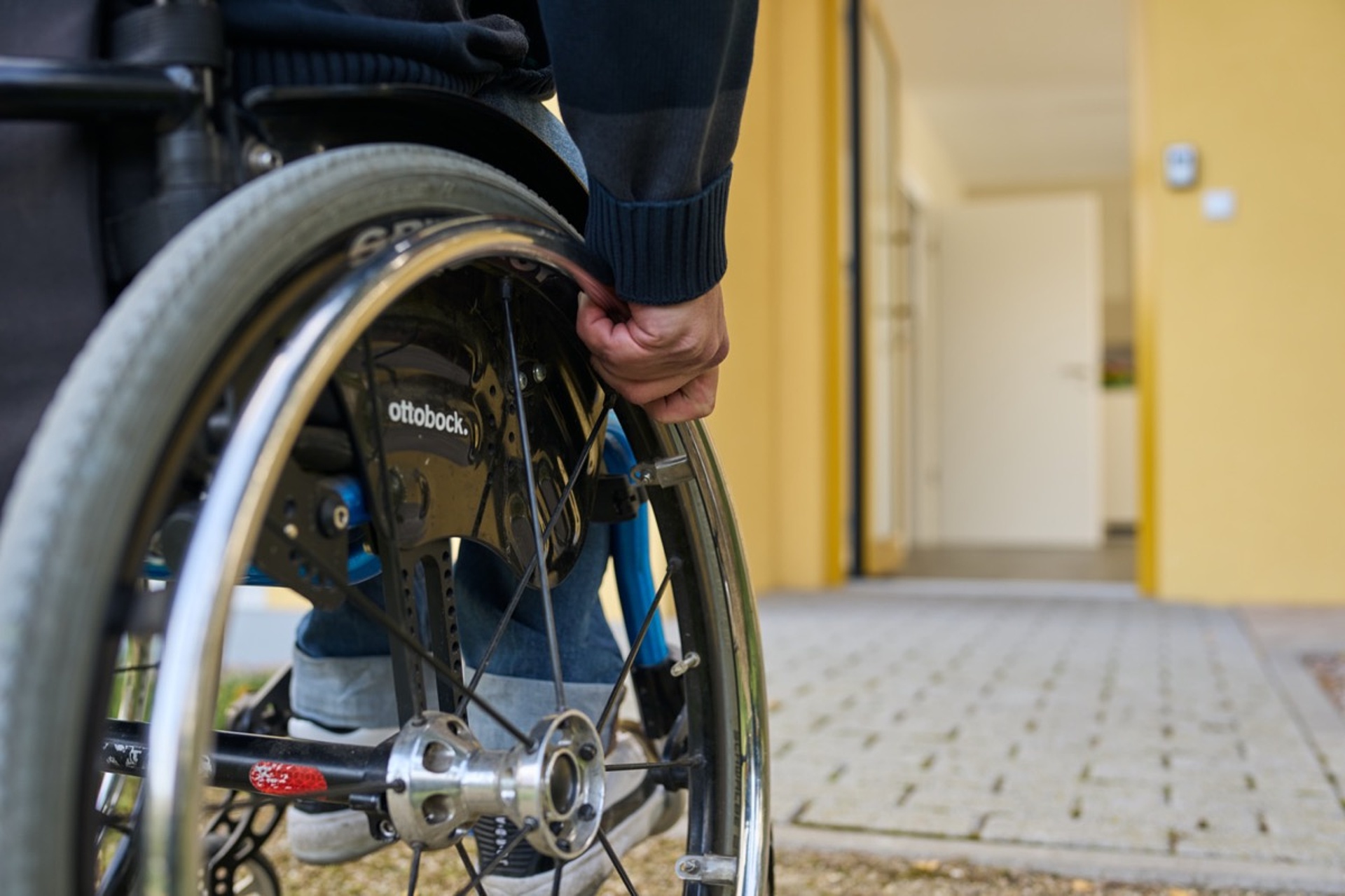 Rollstuhlfahrer im Eingang des Ferienhauses