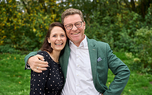Geschäftsführer Jürgen und Antonia Dawo vor einer grünen Wiese