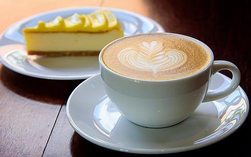 Kaffee und Kuchen auf einen Holztisch
