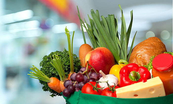 Einkaufstüte mit Obst und Gemüse