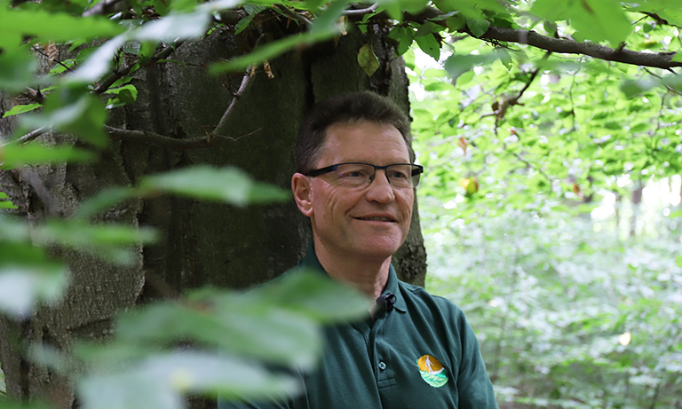 Jürgen Dawo beim Waldbaden 