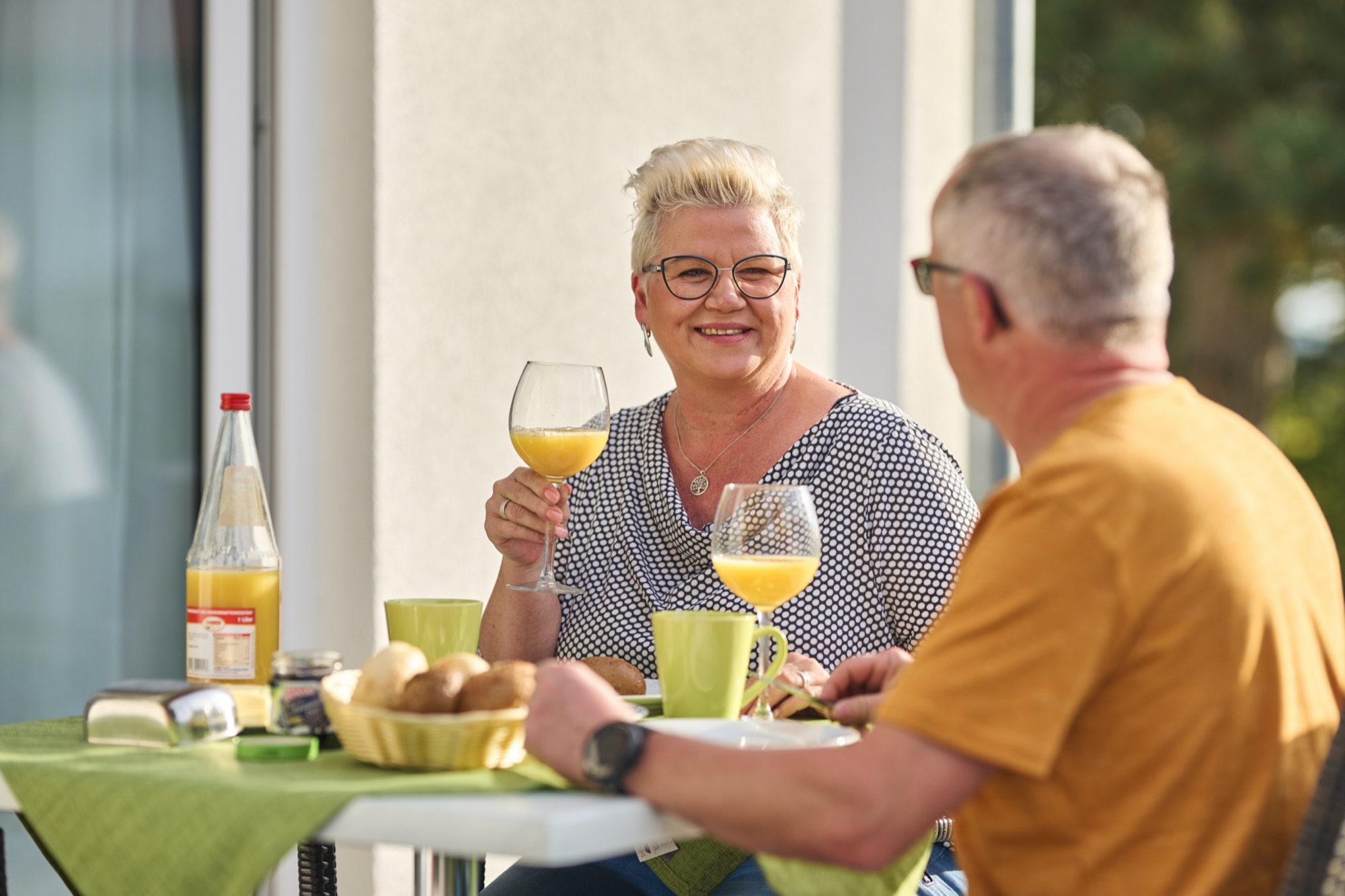 Ehepaar genießt das Essen auf der Terrasse des Ferienhauses